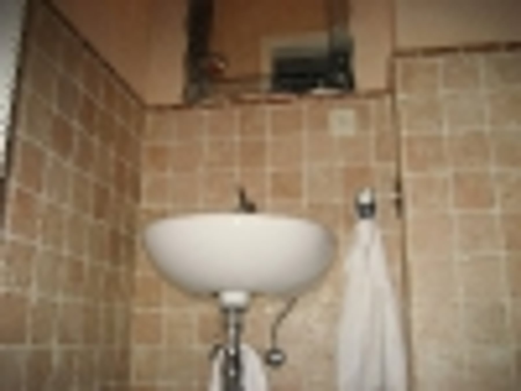 Gefliestes Bad mit Waschbecken